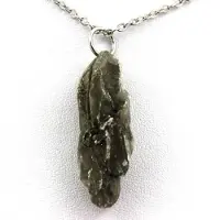 Bijoux Steine und Mineralien. Rohes Gipscollier. 31 ct. Marcieu, Isère, Frankreich.