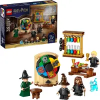 LEGO Harry Potter Schloss Hogwarts: Auswahlzeremonie mit dem Sprechenden Hut - Patronus, Hermine und Draco Malfo Minifiguren mit Zauberstäben, Spinnrad - Geschenk für Kinder ab 7 Jahren - 76460
