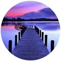 Wallart K&L Wall Art Vliestapete »Runde Vliestapete«, Steg am See Lila Seepanorama, mehrfarbig, matt - bunt