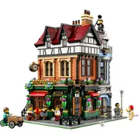 LEGO Icons Eckhaus im Tudorstil, Miniatur Haus Set für Erwachsene, Bauset mit 8 Minifiguren, Dekoration fürs Büro oder Wohnzimmer, Geschenk für Männer und Frauen 10350