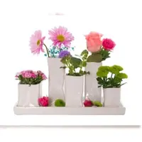 H&D Manufaktur Jinfa Handgefertigte kleine Keramik Deko Blumenvasen Set aus 5 Vasen in weiß auf einem Tablett