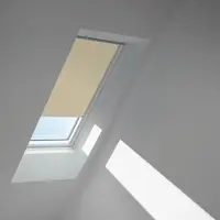 Velux Dachfenster Verdunkelungsrollo sandbeige mit grauem Alu-Rahmen elektronisch DML CK06 4579K