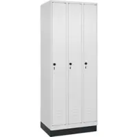 C+P Spind Classic PLUS, Sockel, 3 Abteile, 1950x750x500mm, 9016/9016 Verschluss Sicherheits-Drehriegel 3 Garderobenhaken