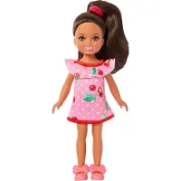 Barbie Chelsea Club , kleine Puppe Lula, ca. 15 cm groß, mit braunem Haar und Kleid und Sandalen mit Kirschen-Print, Mini-Puppe, Weiblich, 3 Jahr(e), Junge/Mädchen, 139 mm, Mehrfarbig