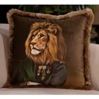 Casa Padrino Luxus Deko Kissen Offizier Löwe Braun / Mehrfarbig 45 x 45 cm - Bedrucktes Samt Kissen mit Fransen - Luxus Kollektion