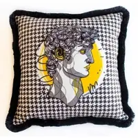 Casa Padrino Luxus Deko Kissen Barock Büste Weiß / Grau / Gelb / Schwarz 45 x 45 cm - Bedrucktes Samt Kissen mit Fransen - Luxus Deko Accessoires