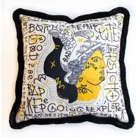 Casa Padrino Luxus Deko Kissen Weiß / Gelb / Schwarz 45 x 45 cm - Bedrucktes Samt Kissen mit Fransen - Luxus Deko Accessoires