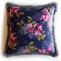 Casa Padrino Luxus Deko Kissen Blumen Design Mehrfarbig / Grau 45 x 45 cm - Bedrucktes Samt Kissen mit Fransen - Deko Accessoires
