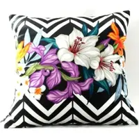 Casa Padrino Wohnzimmer Kissen Georgia Flowers Schwarz / Weiß / Mehrfarbig Lilie 45 x 45 cm - Feinster Samtstoff - Luxus Deko Accessoires