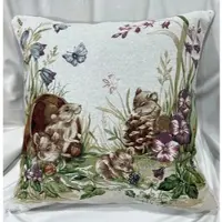 Casa Padrino Luxus Deko Kissen Eichhörnchen Weiß / Mehrfarbig 45 x 45 cm - Bedrucktes Zierkissen mit edlem Gobelin Stoff - Luxus Deko Accessoires