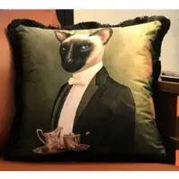 Casa Padrino Luxus Deko Kissen Hausdiener Katze Grün / Mehrfarbig 45 x 45 cm - Bedrucktes Samt Kissen mit Fransen - Luxus Qualität