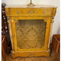 Casa Padrino Barock Vitrine Vogelaugenahorn / Creme / Messing - Handgefertigter Massivholz Vitrinenschrank mit Glastür und Schublade - Barock Möbel - Edel & Prunkvoll