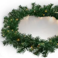 Spetebo Weihnachtsgirlande mit künstlicher Tanne - 810 cm / 100 LED - Deko Lichterkette mit Timer warm weiß beleuchtet mit Netzstecker