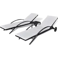 Syfax Sonnenliegen-Set, verstellbar, PE-Rattan Schwarz, pulverbeschichteter Stahlrahmen, mit Rädern, Kissen Cremeweiß, 200x65x39 cm, 2 Liegen und 1 Tisch