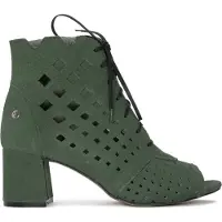 MACIEJKA Damen Stiefel aus flaschengrünem Veloursleder mit durchbrochenem Obermaterial und 6 cm Blockabsatz