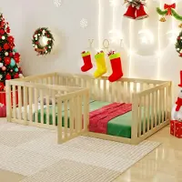Merax Kinderbett 90x200cm mit Sicherheitsgeländer, Bodenbett aus Massivholz mit Zaun und Tür, offenes Spielbett ohne Lattenrost, Naturholz
