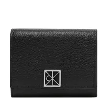 Calvin Klein EMBLEM HW PEBBLE TRIFOLD W/ZIP Damen Portemonnaie Schwarz : Größe - UNICA Größe: UNICA