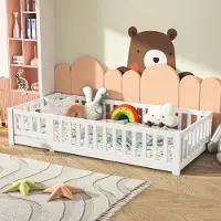 CDGlobal Bodenbett 90x200 cm mit Rausfallschutz und runden Streben, Montessori Kinderbett für Jungen und Mädchen aus Kiefer Massivholz inkl. Lattenrost weiß lackiert