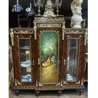 Casa Padrino Barock Vitrine Braun / Mehrfarbig / Gold - Handgefertigter Massivholz Antik Stil Vitrinenschrank mit 3 Türen - Barock Möbel - Antik Stil Möbel - Wohnzimmer Möbel im Barockstil