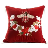 Casa Padrino Luxus Deko Kissen mit Troddeln Bee Rot / Mehrfarbig 45 x 45 cm - Feinster Samtstoff - Luxus Deko Accessoires