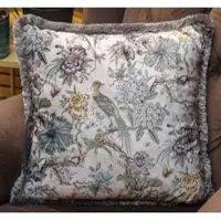 Casa Padrino Luxus Deko Kissen Blumen & Vögel Hellbeige / Mehrfarbig 45 x 45 cm - Bedrucktes Samt Kissen mit Fransen - Luxus Kollektion