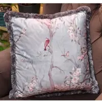 Casa Padrino Luxus Deko Kissen Vögel im Wald Hellgrau / Mehrfarbig 45 x 45 cm - Bedrucktes Samt Kissen mit Fransen - Wohnzimmer Deko Accessoires