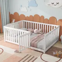 MODFU Kinderbett Holzbett 140x200cm mit Zaun und Tür, Jugendbett Massivholzbett Bodenbett mit Rausfallschutz(ohne Lattenrost), Weiß(Ohne Matratze)