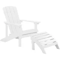 Beliani Gartenstuhl mit Fußhocker Weiß Kunstholz Muskoka Stuhl mit breiten Armlehnen Gartenmöbel Gartenausstattung Lounge Terrasse