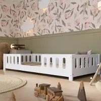 Crazy Pine Kinderbett 120x200 cm – Weißes Montessori Bodenbett aus MDF – Kleinkindbett mit Abgerundeten Kanten, Einstieg mittig – Crazy Ethan