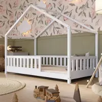 Crazy Pine Hausbett 120x200 cm – Kinderbett aus Naturholz in Weiß – Bodenbett mit Höhenverstellbaren Beinen und Abnehmbarer Barriere - Crazy House
