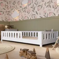 Crazy Pine Kinderbett 140x200 cm – Weißes Montessori Bodenbett aus MDF – Kleinkindbett mit Abgerundeten Kanten, Einstieg rechts – Crazy Ethan
