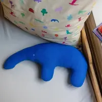 REMEMBER Kuschelkissen "Ameisenbär Edgar" 60 x 30 cm - 100% Baumwolle Bezug
