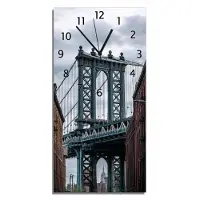 Wallario Design Wanduhr Brücke zwischen Häusern aus Echtglas, Größe 30 x 60 cm