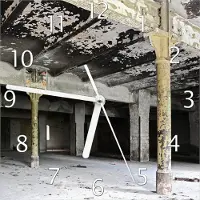 Wallario Design Wanduhr Verlasse Brauerei - Alte Industriehalle aus Echtglas, Größe 20 x 20 cm