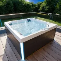 TroniTechnik PANAREA, Outdoor-Spa 210x210 cm mit Farbbeleuchtung, Heizung, Sanitäracryl-Oberfläche und Massagesystem