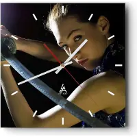 ARTTOR Wanduhr - Quadrat - Glasuhr - Brave weiblich Metall Schwert - 40x40cm - Schleichendes Uhrwerk - Lautlos - zum Aufhängen bereit - Dekoration Modern - Wanddekoration aus Glas - C3AC40x40-2227