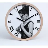 Tulup Holzuhr 20fi cm wanduhr - schwarze Spitzen - Frau in den Gläsern