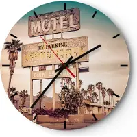 ARTTOR Wanduhr - Rund - Glasuhr - Amerika Motel Straße Zeichen - 40x40cm - Schleichendes Uhrwerk - Lautlos - zum Aufhängen bereit - Dekoration Modern - Wanddekoration aus Glas - C3AR40x40-2509