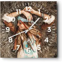 ARTTOR Wanduhr - Quadrat - Glasuhr - Hippie Frau Gras - 30x30cm - Schleichendes Uhrwerk - Lautlos - zum Aufhängen bereit - Dekoration Modern - Wanddekoration aus Glas - C4AC30x30-4679