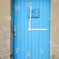 Wallario Design Wanduhr Blaue Tür einer Toilette in einer verlassenen Fabrik in Magdeburg aus Echtglas, Größe 30 x 30 cm
