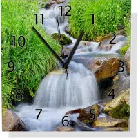 Wallario Design Wanduhr Kleiner Bach über Steine aus Aluverbund, Größe 30 x 30 cm