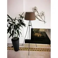 Trango Tripod Stehleuchte *BROWNIE* mit Lampenschirm aus braunem Stoff inkl. LED Leuchtmittel