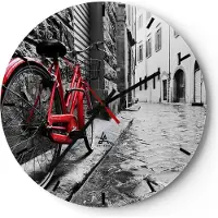 ARTTOR Wanduhr - Rund - Glasuhr - Straße Fahrrad Kopfsteinpflaster Gebäude - 30x30cm - Schleichendes Uhrwerk - Lautlos - zum Aufhängen bereit - Dekoration Modern - Wanddekoration aus Glas - C3AR30x30-3186