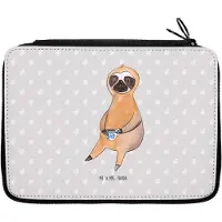 Mr. & Mrs. Panda Federmappe Faultier Kaffee - Grau Pastell - Geschenk, Federmäppchen, Kaffeetasse, Etui, Coffeelover, Coffeeaddict, Coffee, Schreibmappe, Morgenmuffel