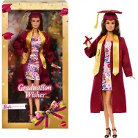 Mattel Signature Graduation Wishes Modepuppe mit burgunderrotem Talar und Hut mit Quaste, Geschenk zum Sammeln, Modepuppe, Weiblich, 6 Jahr(e), Junge/Mädchen, 320 mm, Mehrfarbig
