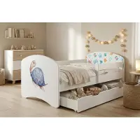 Happy Babies Kinderbett mit Rausfallschutz Junge 140x70 Bett für Kinderzimmer mit Schublade Matratze Einzelbett für Kinder, Weiss, Bunte Aufkleber
