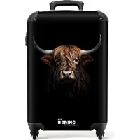 NoBoringSuitcases.com Handgepäck Koffer 55x40x20 cm, Tiere auf schwarzem Hintergrund: Schottisches Hochlandrind, 36L