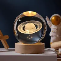 Traumheim 3D Kristallkugel mit Saturn Muster, Glaskugel geformte Kinder Nachtlicht, hölzerne Basis Nachtlampe, Fantasie Thema und Galaxie mit Planeten