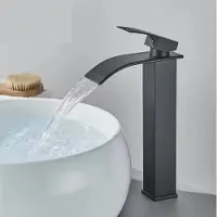 Generics Mattschwarzer Waschtischarmatur Deck-montierter Einhebel-Badarmatur Wasserfall-Messing-Badarmatur Warm- und Kaltwasser-Mischbatterie