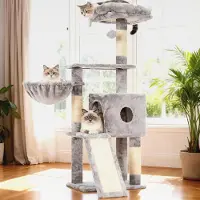 Markenlos Kratzbaum, 108cm Indoor Katzenbaum, mehrstöckiger Katzenkratzbaum für Kätzchen, mit Kratzsäulen, Rampe, Körbchen, geräumigem Katzenloch und hängendem Pompon-Spielzeug, Hellgrau